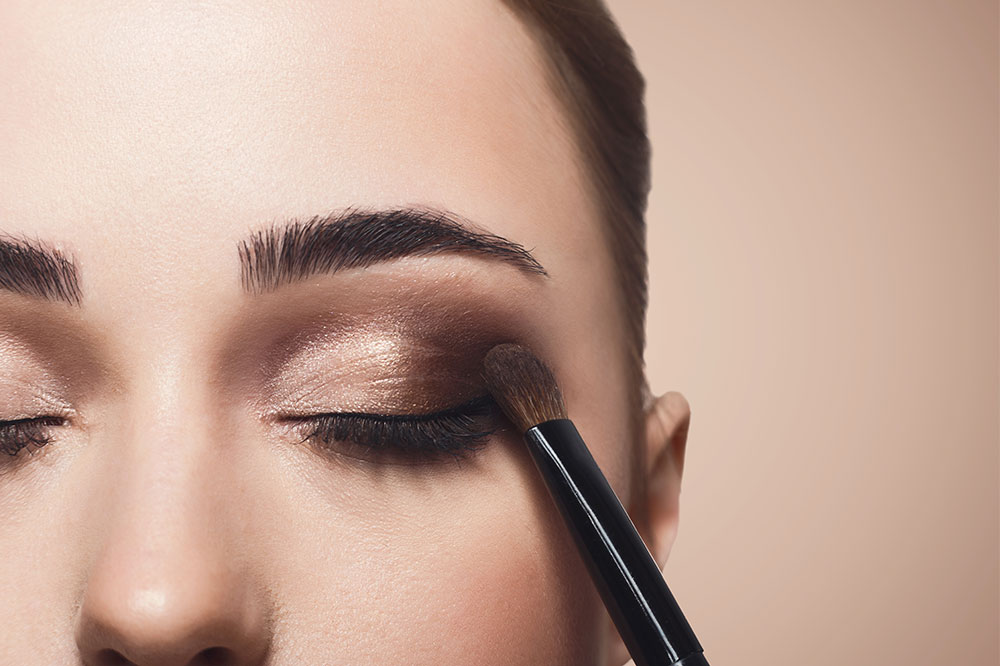6 Makeup Hacks to Accentuate the Eyes